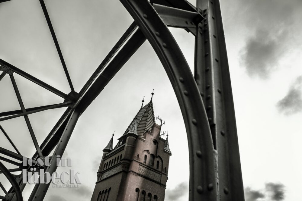 An der Untertrave Lübeck Hubbrücke Blick auf Turm