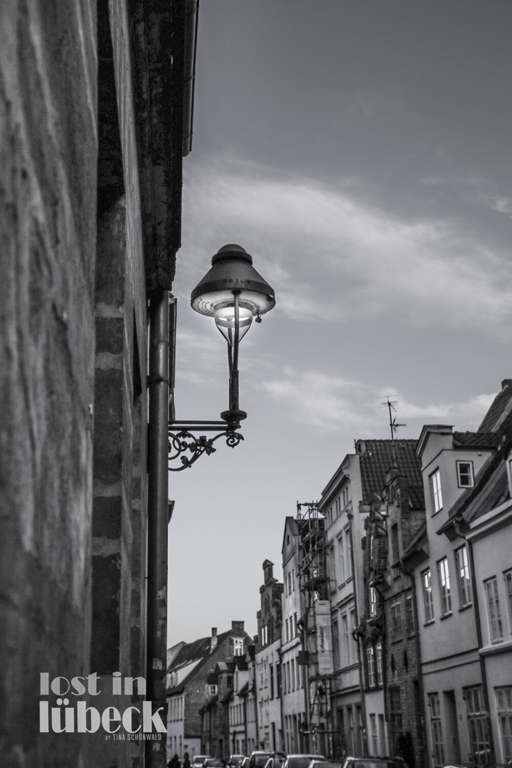 Hundestrasse Lübeck alte Strassenlaterne Blick an Häuserfront entlang