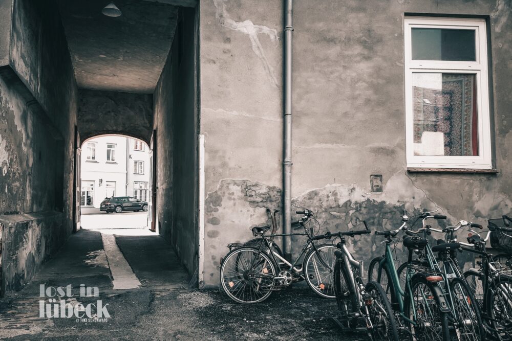 Rosenpforte Lübeck Hinterhof Fahrräder Gang Blick auf Rosenpforte