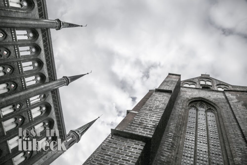 Marienkirchhof Lübeck Blick an der Kirche hoch in den Himmel