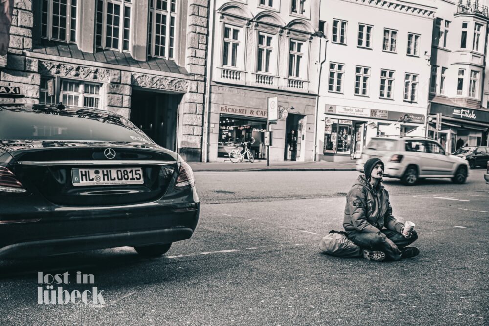 Beckergrube Lübeck Bettler vs. Mercedes Blick auf Bäckerei, Lost in Lübeck