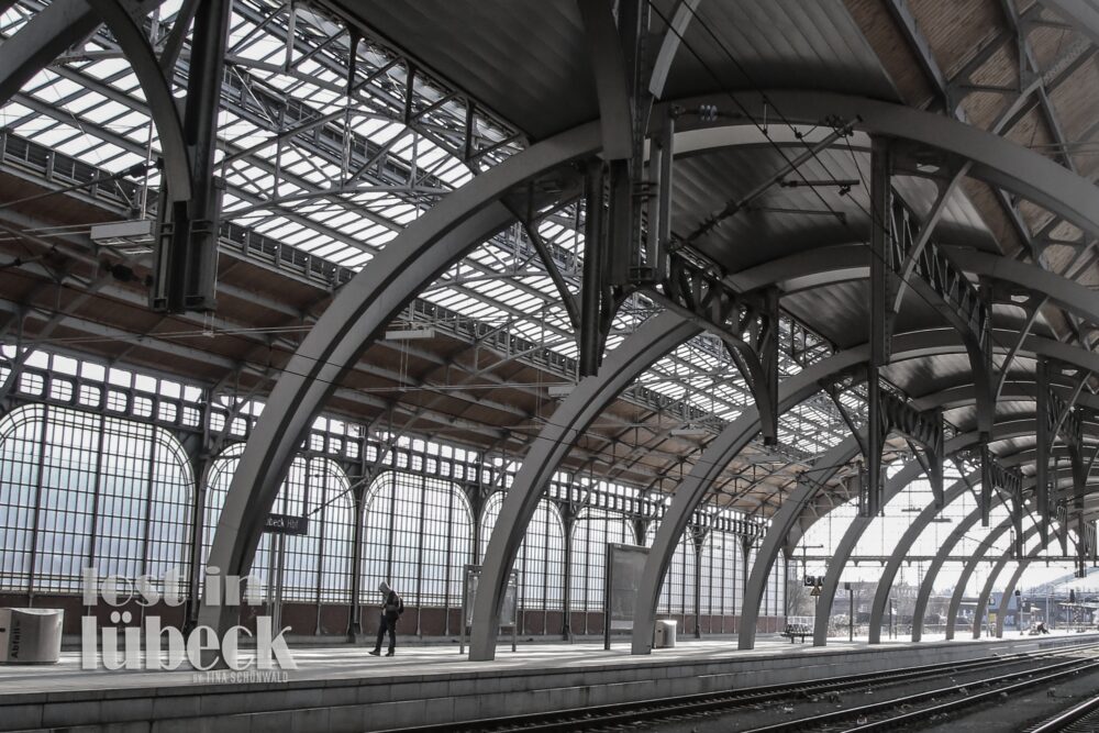 Am Bahnhof Lübeck Innenansicht vom Bahnhof Gleise