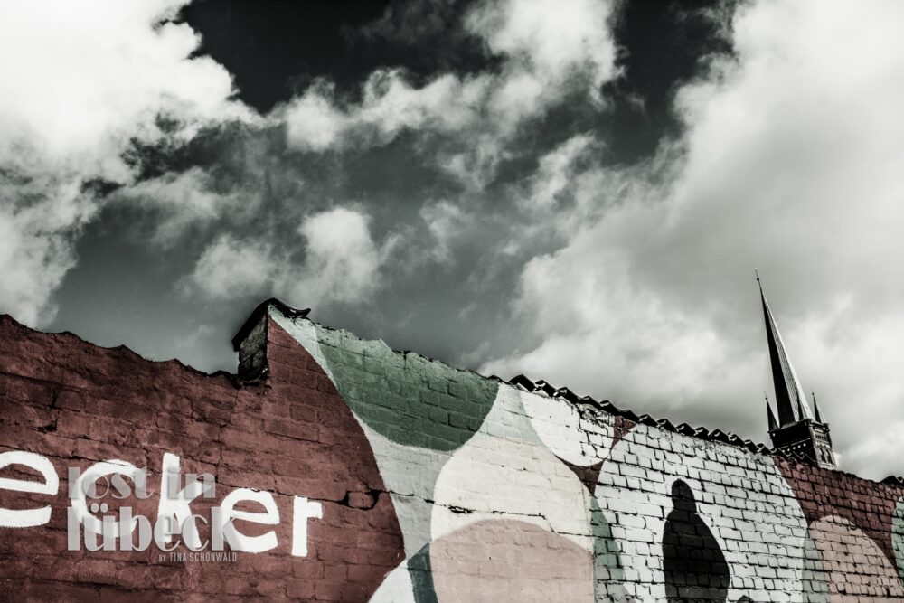 Wallstrasse Lübeck Graffiti auf Mauer Kunsttankstelle Blick auf Kirchturm