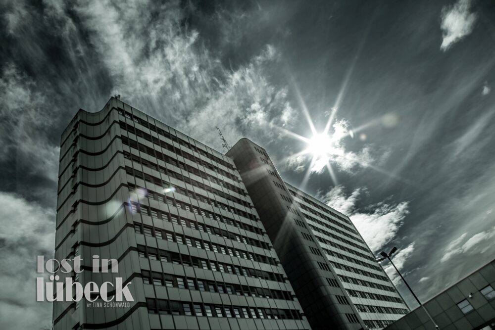 Possehlstrasse Lübeck Behördenhochhaus mit Blick in den Himmel