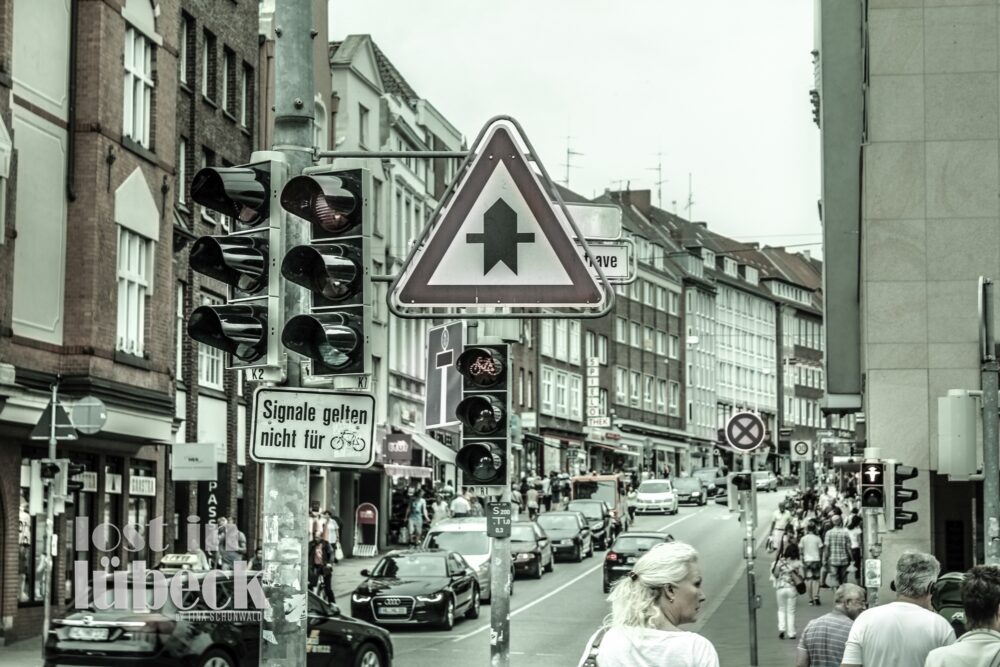 Holstenstrasse Lübeck Ampel und Schilder im Vordergrund Blick Holstenstrasse hoch