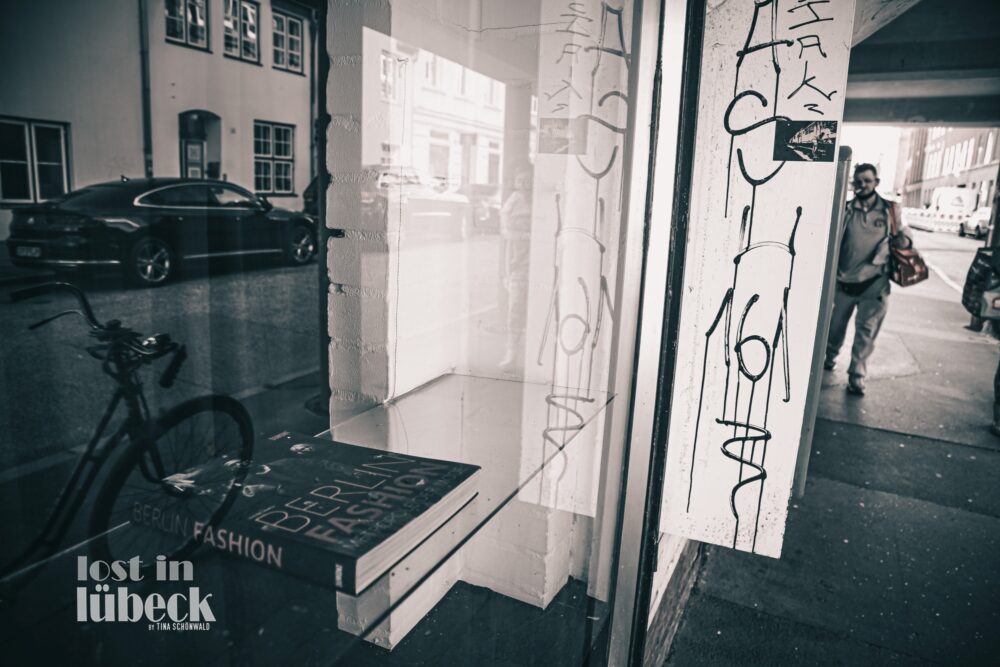 schaufenster kupferschmiedestrasse lübeck graffiti