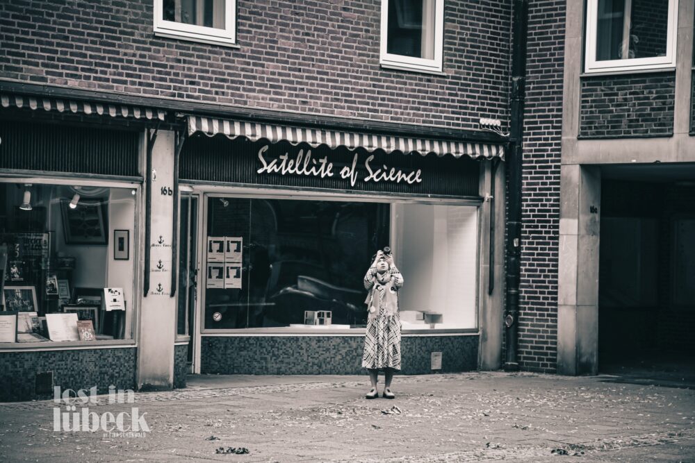 frau fotografiert Markt Lübeck 50iger 60iger Jahre, Lost in Lübeck