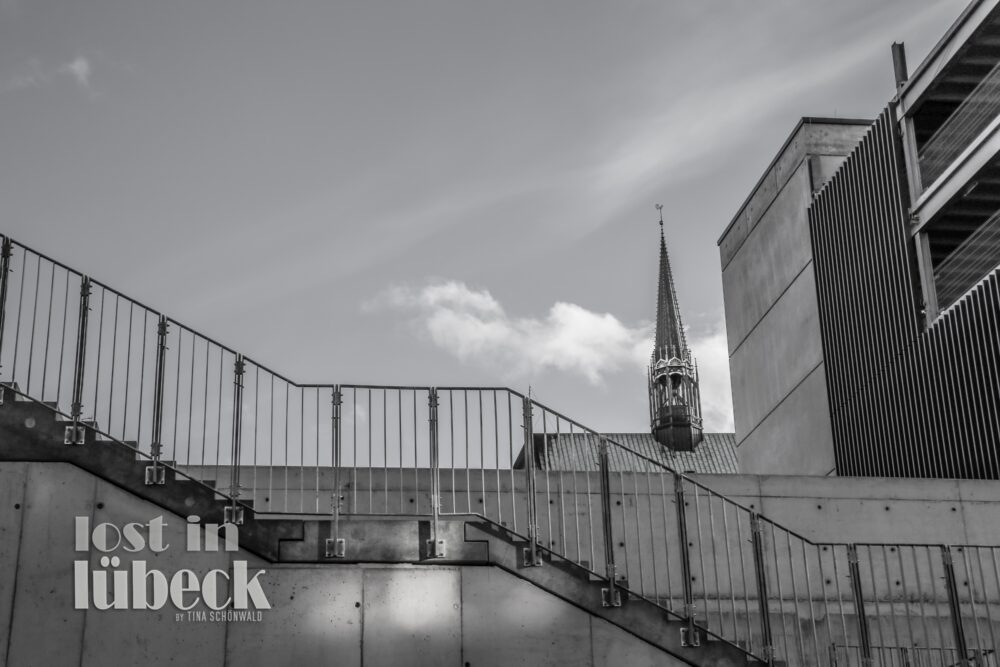 Wehdehof Lübeck Treppe vom Parkhaus Kirchturm im Hintergrund