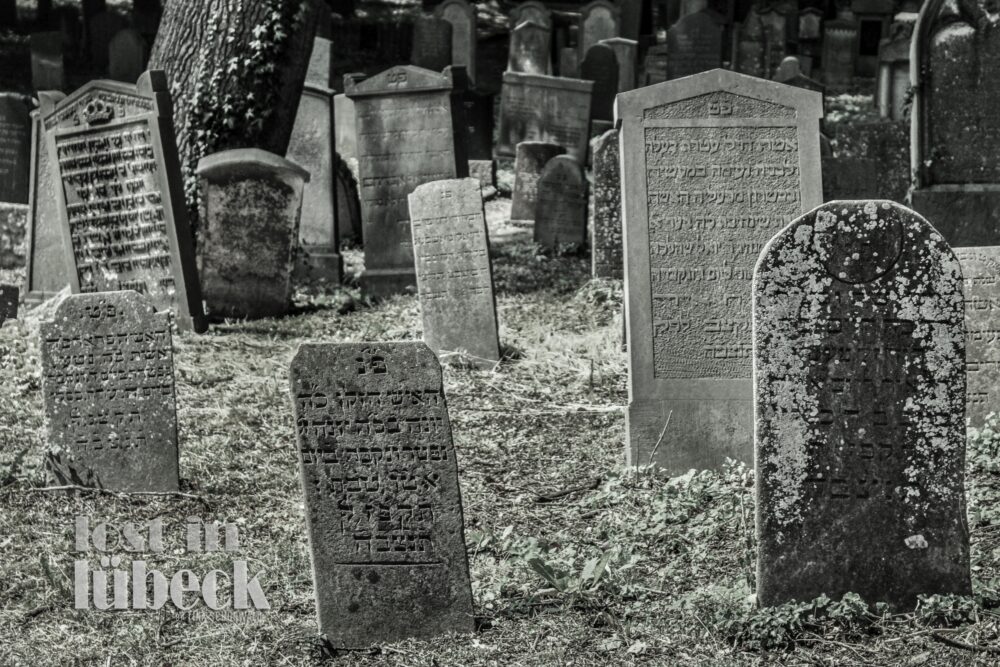 Niendorfer Strasse Lübeck Grabsteine auf dem jüdischen Friedhof