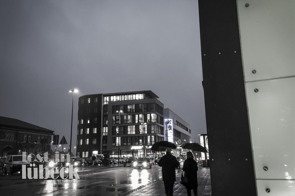 Am Bahnhof Lübeck Nachtblick auf beleuchtetes Saturngebäude