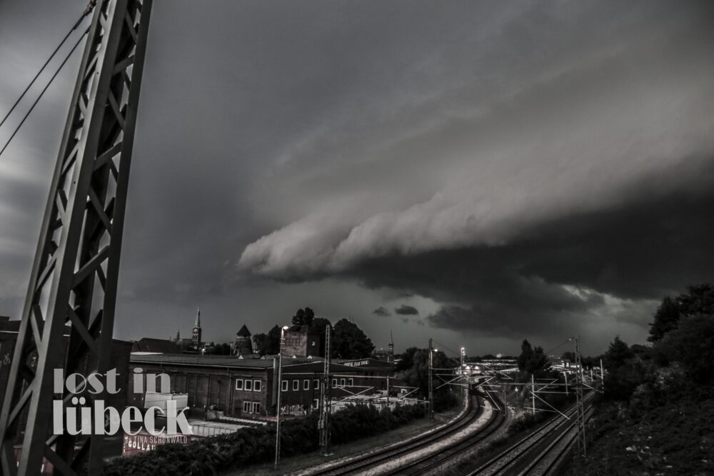 Einsiedelstrasse Lübeck Blick auf die Gleise von Brücke in Gewitterfront