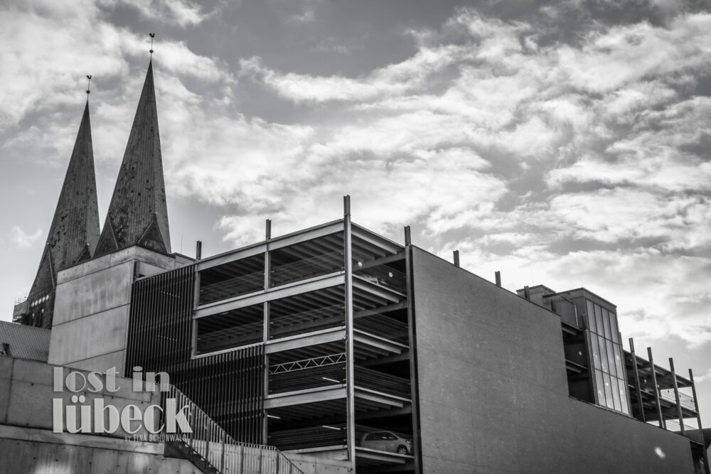 Wehdehof Lübeck Blick aufs Parkhaus Kirchtürme Wolkenhimmel