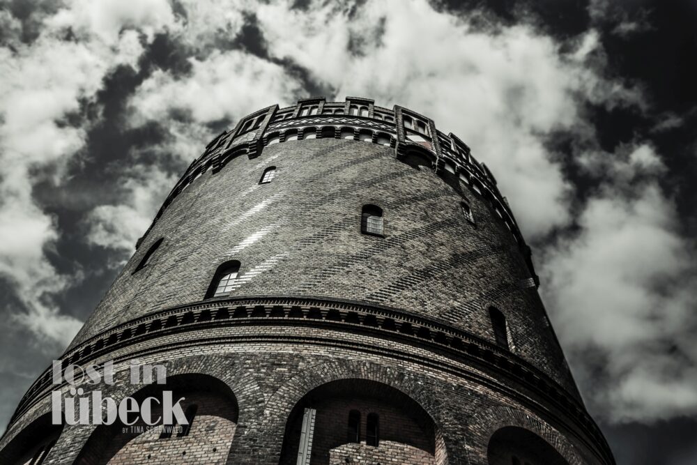 Wakenitzstrasse Lübeck historischer Wasserturm mit Blick in den Wolkenhimmel